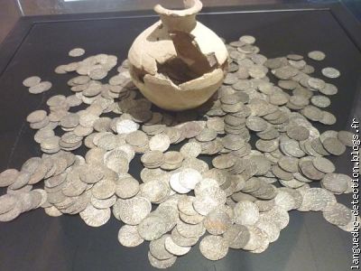 Un artisan ma&ccedil;on d&eacute;couvre ce tr&eacute;sor inestimable dans une cloison.